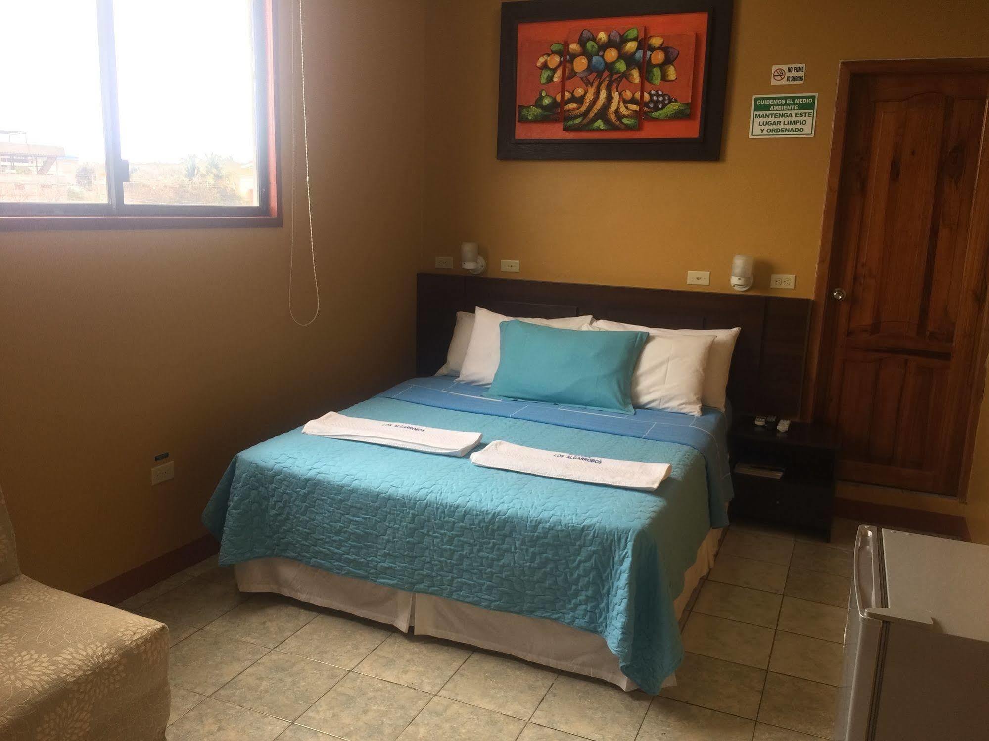 Hotel Los Algarrobos Puerto Baquerizo Moreno Buitenkant foto