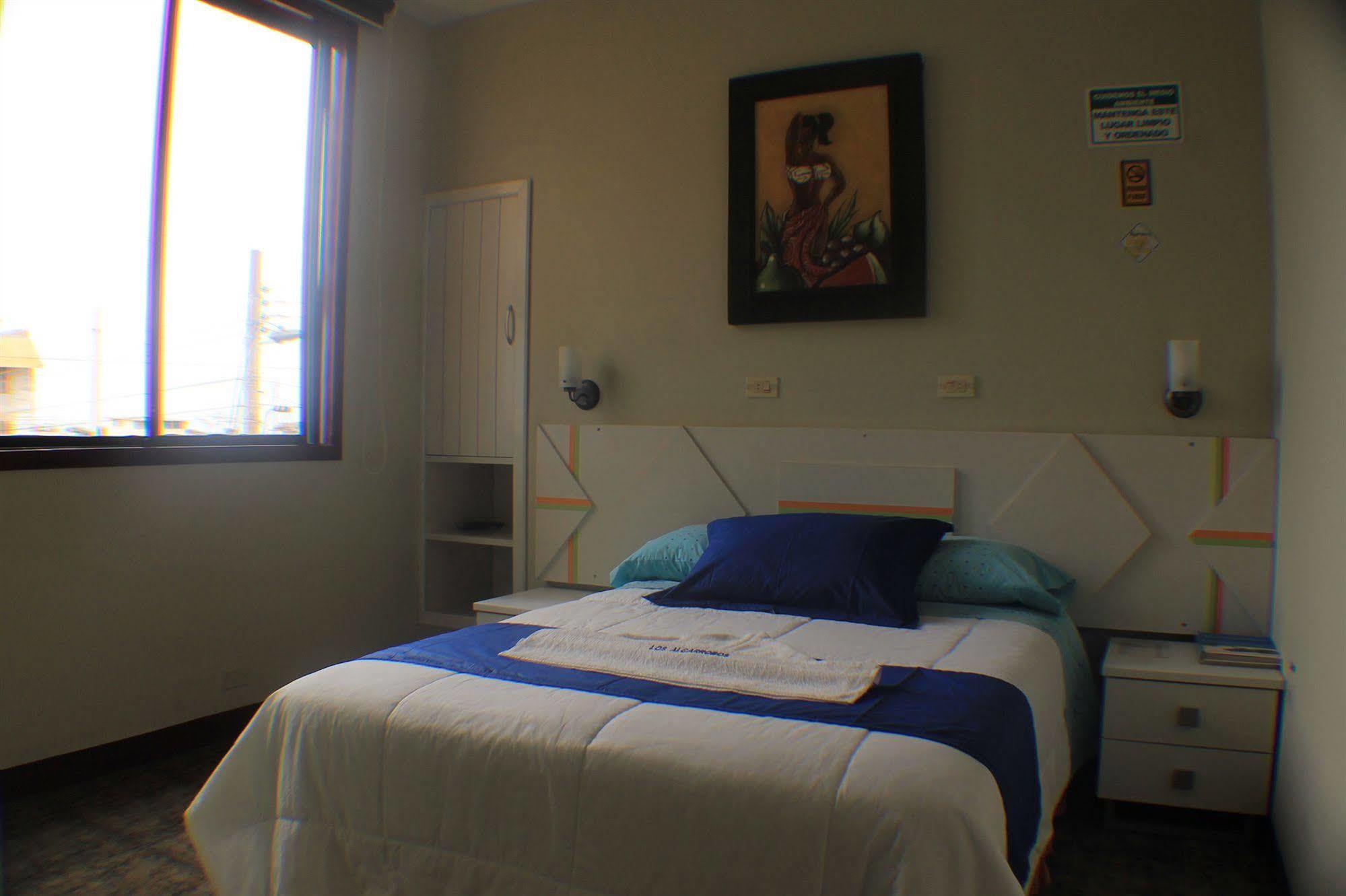 Hotel Los Algarrobos Puerto Baquerizo Moreno Buitenkant foto