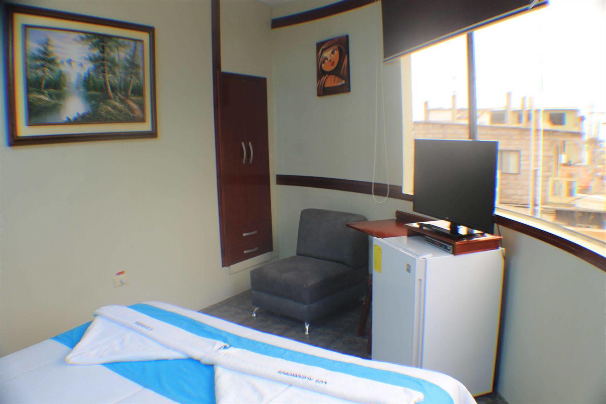 Hotel Los Algarrobos Puerto Baquerizo Moreno Buitenkant foto