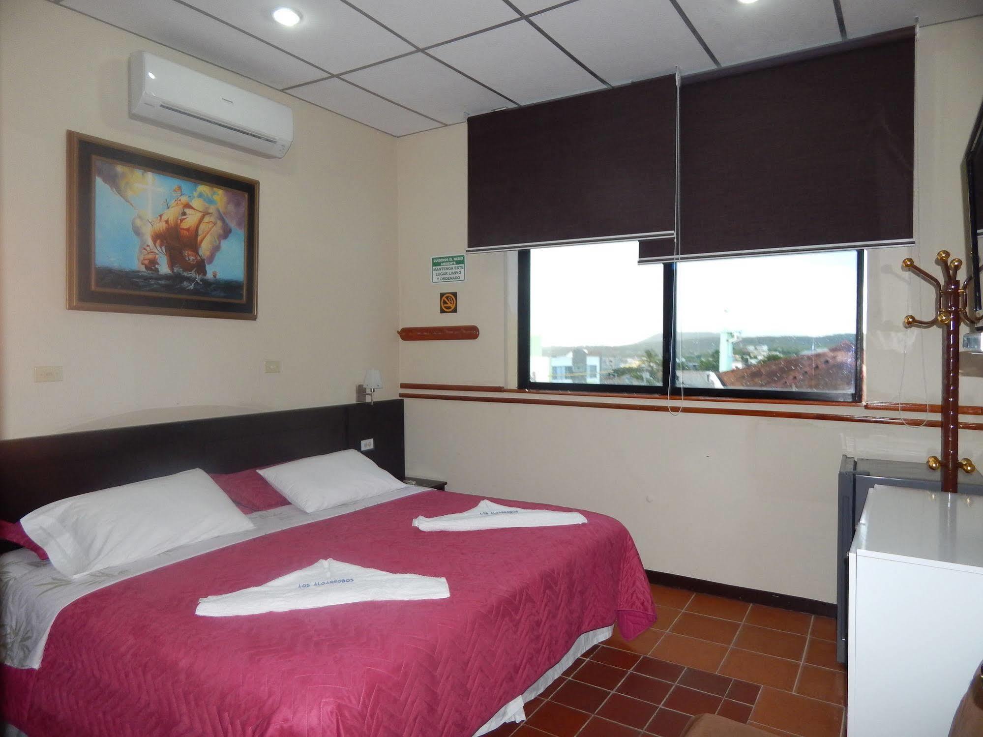 Hotel Los Algarrobos Puerto Baquerizo Moreno Buitenkant foto