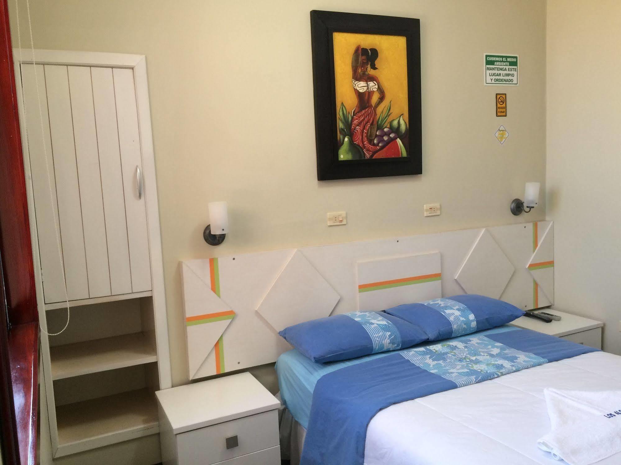Hotel Los Algarrobos Puerto Baquerizo Moreno Buitenkant foto