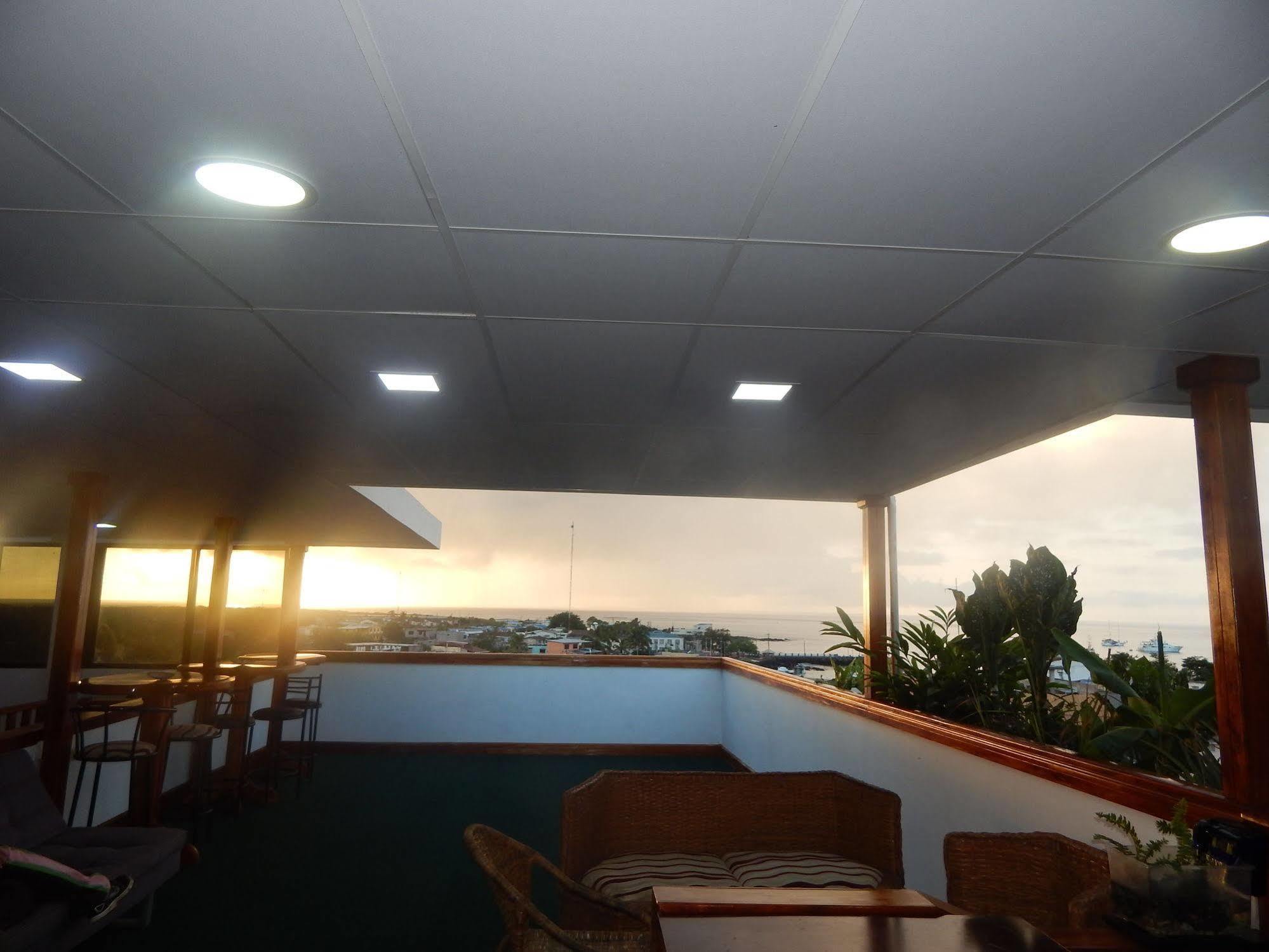 Hotel Los Algarrobos Puerto Baquerizo Moreno Buitenkant foto
