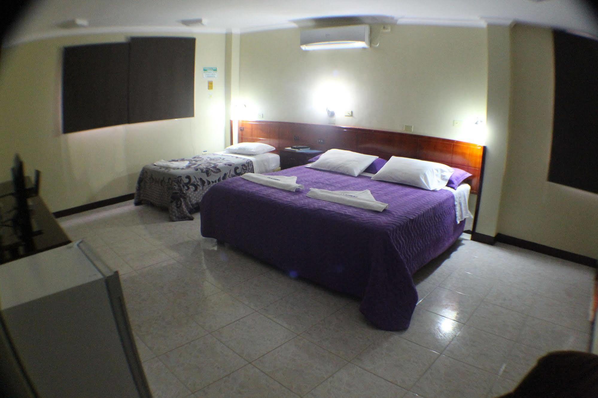 Hotel Los Algarrobos Puerto Baquerizo Moreno Buitenkant foto